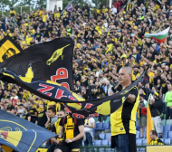 "Жълто-черна" еуфория! Ето как бяха посрещнати играчите на Ботев в Пловдив (ВИДЕО)