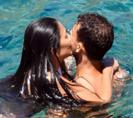 Каква любов! Целувки и секси докосвания за Гришо от Никол на райски плаж (УНИКАЛНИ СНИМКИ)    