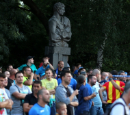 Стотици фенове на Левски изгледаха мача с Хайдук пред стадиона (СНИМКИ/ПЪЛЕН ЗАПИС)