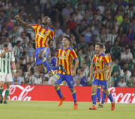 Валенсия се развихри в Севиля и след мач с 9 гола излезе зад Барса (ВИДЕО)