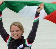 Блондинка развява италианския флаг на откриването на Олимпиадата