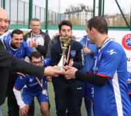 Кралев връчи купата на шампионите в благотворителен футболен турнир на феновете (СНИМКИ)