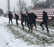 ЦСКА тренира в снега, Белчев изрита нападател при юношите (СНИМКИ)