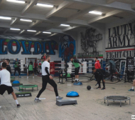 Играчите на Локомотив тренират в боксовата зала (СНИМКИ+ВИДЕО)