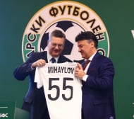 Огромен жест към Борислав Михайлов! УЕФА го призна и му връчи... (СНИМКИ)