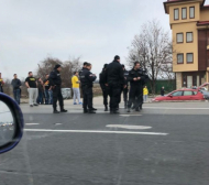 Стана страшно в София, фенове и полицаи се млатят преди мача на Левски (СНИМКИ)