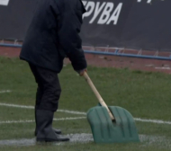 Ето как неуспешно гребат вода от стадиона в Русе (ВИДЕО)