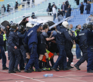 Полицията едва опази съдията на ЦСКА - Левски, фенове хвърлят бутилки (ВИДЕО)