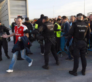 Шокиращи кадри! Испанската полиция налага фен на Арсенал с палка по главата (ВИДЕО)