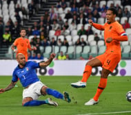 Холандия се спаси в края срещу 10 от Италия (ВИДЕО)