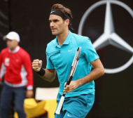 Федерер се завърна на корта с трудна победа
