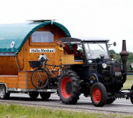 Невероятно! 70-годишният фен с трактора пристигна навреме за старта на Световното (ВИДЕО)