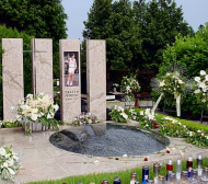Един от най-трогателните моменти в историята! Марадона се поклони на гроба му и каза: Геният на вашия син ще живее вечно (ВИДЕО)