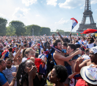 Хиляди в еуфория пред Айфеловата кула след триумфа на Франция (ВИДЕО)