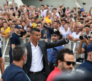 Лудост в Торино заради Роналдо, хиляди го чакат пред стадиона на Ювентус (СНИМКИ и ВИДЕО)