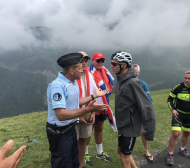 Полицай събори Крис Фрум на Тур дьо Франс (СНИМКИ)