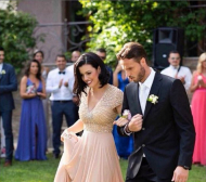 Една от най-красивите ни актриси разби конкуренцията с ослепителна рокля на сватбата на национал (СНИМКИ)