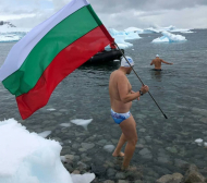 Стойчев развя българското знаме и скочи в ледените води в Антарктида (СНИМКИ)