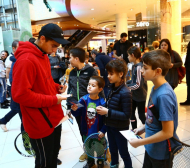 Младата звезда на българския тенис зарадва деца в столичен мол (СНИМКИ)