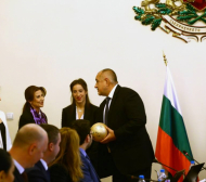 Борисов изпълни още едно обещание, Раева и гимнастичките му подариха златна топка (СНИМКИ) 