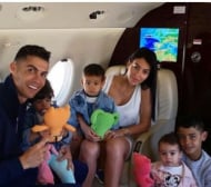 Роналдо качи Джорджина и децата си на самолет и...