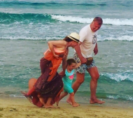 Илиана Раева и Наско Сираков заведоха внучето на море и попаднаха на... (СНИМКИ)