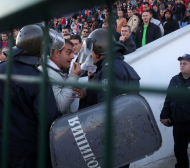 Фенове налитат на бой и безчинстват в София, полицията се намеси СНИМКИ