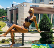 Жената на шампион на България подлуди Миконос, а след това... СНИМКИ