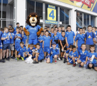 Футболисти на Левски ритат с ученици