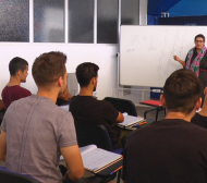 Учителка изнесе урок по български на чужденците в Левски ВИДЕО