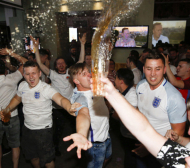 Обстановката се нажежава: Пияни английски фенове вилнеят в центъра на София 