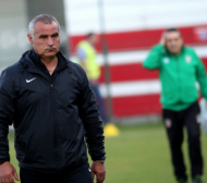 Фенове на Ботев (Враца) скочиха на футболисти за оставката на Сашо Ангелов
