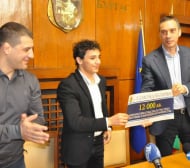 Кметът на Бургас връчи хилядарки на Назарян-младши 