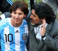 Президентът на Аржентина също се включи във вечния дебат: Меси или Марадона?