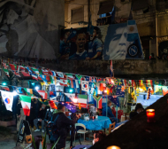 Хиляди по улиците в Неапол, плачат за Бог Марадона ВИДЕО