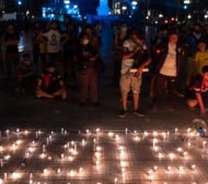 Хиляди плачат и съпровождат катафалката на Марадона СНИМКИ