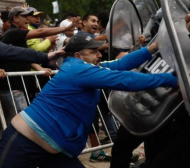 Бой между полиция и фенове на поклонението на Марадона ВИДЕО