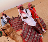 Купон на макс: Али Соу лети с АТВ в пустинята, качи Габи на камила ВИДЕО