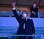 Президентът на Франция блести на футболния терен ВИДЕО