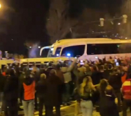 Ужас! Фенове нападнаха Реал и потрошиха автобуса му ВИДЕО