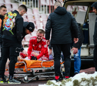 Играч на ЦСКА откаран в болницата ВИДЕО