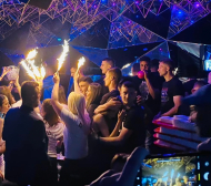 Левски вдигна шумно парти в Студентски град, Мъри разцелува дамите си ВИДЕО