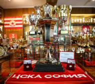ЦСКА представи реплика на първия си трофей СНИМКИ