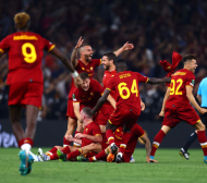 Хит в мрежата! Футболист на Рома скочи на колеги след финала снощи ВИДЕО