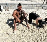 Играч на Левски разпуска с прасенца на Малдивите СНИМКИ