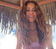 Шакира изненада след раздялата на годината, пече се на плажа със… СНИМКИ