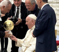 Стоичков изненада папа Франциск, той отвърна на жеста СНИМКА