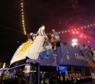 Милиони празнуват в Аржентина, Меси показа умения на масата ВИДЕО
