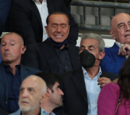 Българин чака проститутки от Берлускони след мач за историята