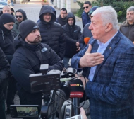 Фенове окупират общината в Пловдив